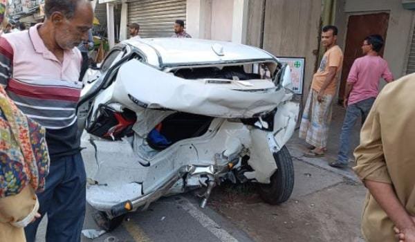 तेज रफ्तार कार ने खड़ी गाड़ी को मारी टक्कर, दो घायल…