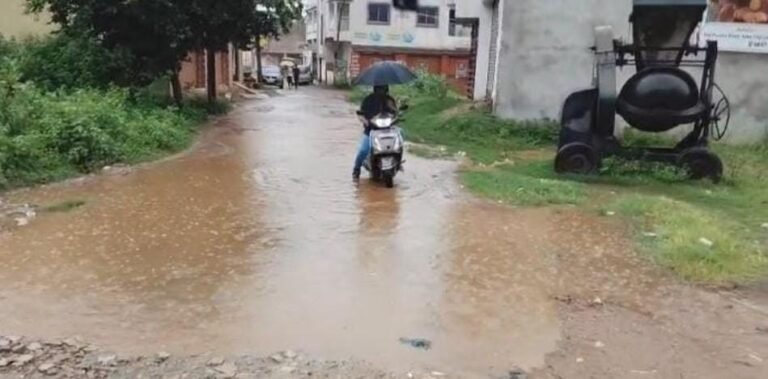 कपाली नगर परिषद क्षेत्र में बारिश ने खोली जल निकासी व्यवस्था की पोल, नाली न होने से जर्जर सड़क तालाब में तब्दील, लोग हैं परेशान…