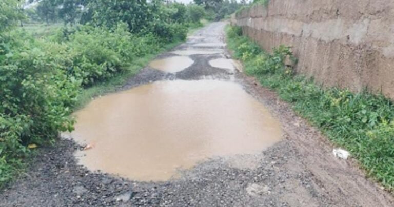 घाटशिला में बारिश से बड़ाकुर्शी जाने वाली सड़क बदहाल, कीचड़ में फंसी ग्रामीणों की ज़िंदगी…