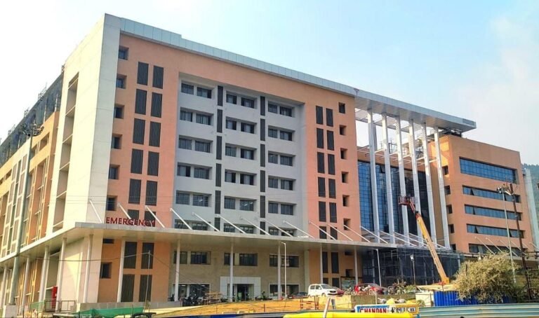 396 करोड़ खर्च कर बना कोल्हान का सबसे बड़ा सरकारी अस्पताल का नया बिल्डिंग, बारिश होते ही टपकने लग गई छत…