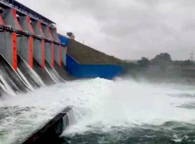 झारखंड में भारी बारिश से मचा हाहाकार, नदियां उफान पर, डैम के गेट खुले, कई सड़कें टूटीं और घरों में घुसा पानी..रांची, बोकारो, जमशेदपुर से लेकर पलामू, हजारीबाग तक जनजीवन अस्त-व्यस्त, देखें पूरी रिपोर्ट…