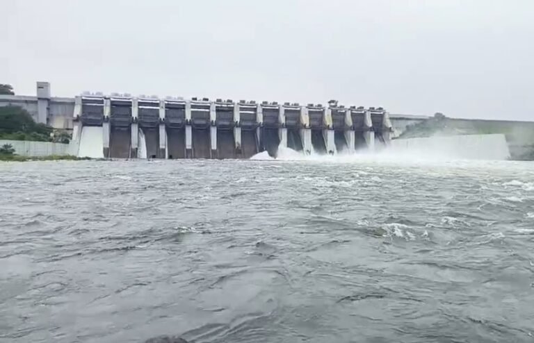 जमशेदपुर और उसके आस पास के जगहों में बारिश बन रही है आफत!! स्वर्णरेखा-खरकई उभार पर, बागबेड़ा से मानगो तक जल ही जल, MGM अस्पताल की भी टपक रही है छत…