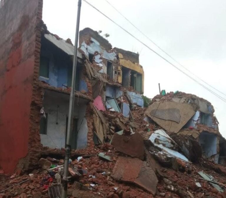 टाटा स्टील के टीजीएस कॉलोनी में बने टायो कंपनी का फ्लैट गिरा, भारी बारिश के बीच भरभराकर गिरा फ्लैट…