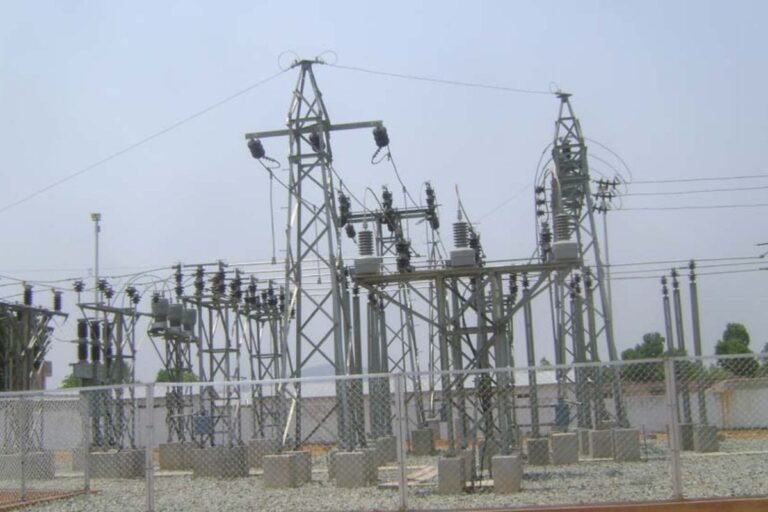 खरसावां में 72 घंटे से बिजली गुल, झमाझम बारिश के बीच अंधेरे में गुजर रही हैं रातें…