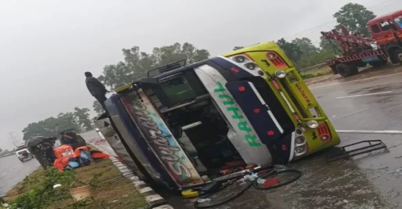 हजारीबाग में भीषण बस हादसा: NH-19 पर बारिश में फिसलने से बस पलटी, 10 यात्री घायल…