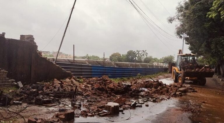 लगातार बारिश से जमशेदपुर के सोनारी एयरपोर्ट की बाउंड्री वॉल गिरी…