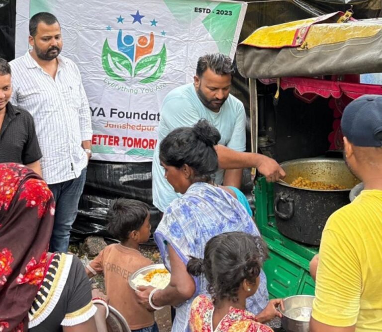 जमशेदपुर बाढ़ राहत: ईया फाउंडेशन ने जुगसलाई बलदेव बस्ती में बाढ़ पीड़ित 300 लोगों को कराया दोपहर का भोजन, सेवा की नयी परिभाषा गढ़ी…