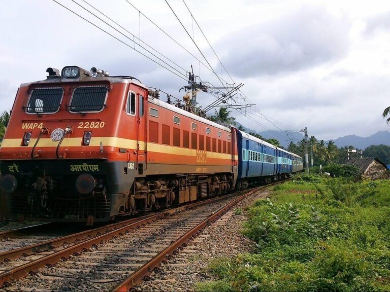 झारखंड में भारी बारिश का रेलवे पर असर: 30 से अधिक ट्रेनें रद्द, कई ट्रेनें डायवर्ट और शॉर्ट टर्मिनेट…