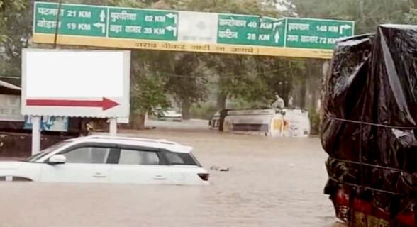 जमशेदपुर NH-33 पर भारी जलजमाव!! हाईवे बना तालाब, आशियाना वुडलैंड में 20 फीट पानी, चल रही है नाव…