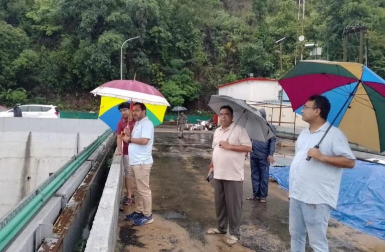 चांडिल डैम का निरीक्षण कर बोले सरायकेला डीसी “जलस्तर पर रखी जाए सतत नजर”, राहत-बचाव की हो पूरी तैयारी…