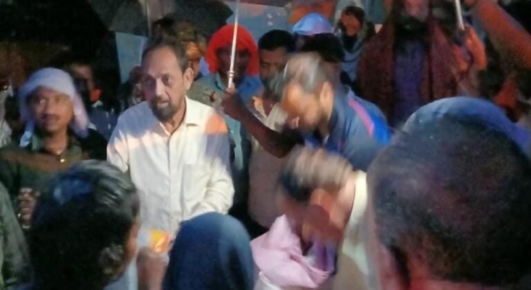 जमशेदपुर में बाढ़ प्रभावित क्षेत्रों का सांसद विद्युत वरण महतो ने किया दौरा, राहत सामग्री का किया वितरण…