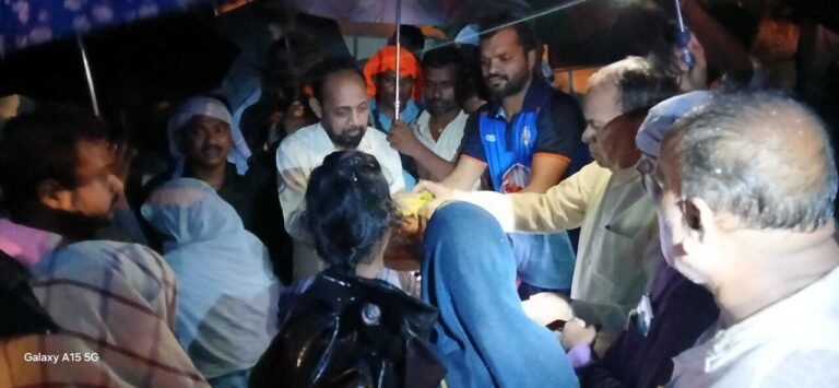 सांसद ने किया बलराम बस्ती, बच्चा सिंह बस्ती, जाहिरा बस्ती और तिल्लो भट्टा का दौरा, बाढ़ पीड़ितों को बंटा राहत सामग्री…