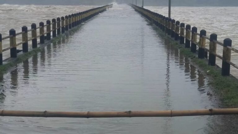 चांडिल डैम का जलस्तर खतरे के निशान से ऊपर,खोले गए 10 फाटक, तटीय इलाकों में बढ़ा बाढ़ का खतरा…