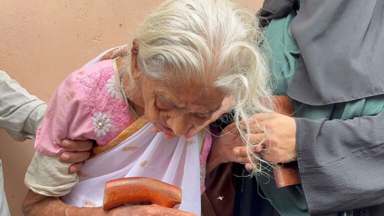 जमशेदपुर के मानगो की गलियों में इंसानियत हुई शर्मसार, 100 साल से भी अधिक एक बुज़ुर्ग महिला को सड़क पर छोड़ दिया गया बेसहारे…