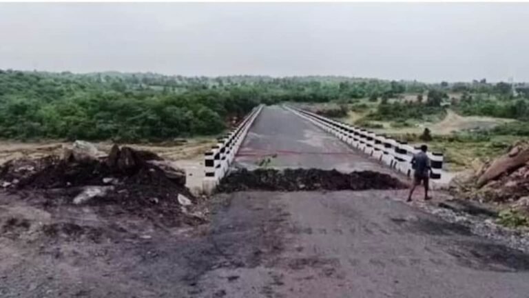 उद्घाटन से पहले ही ढह गया 6 करोड़ का पुल, पहली बारिश में उजागर हुआ भ्रष्टाचार…