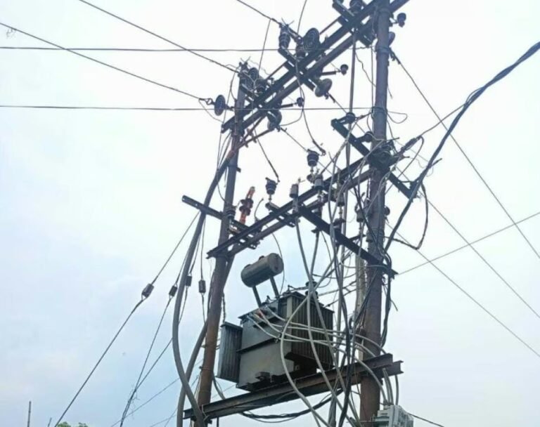 एक साथ जले 50 ट्रांसफार्मर, कई इलाकों में अंधेरा, बिजली बहाल करने में लगेंगे 5 दिन,बारिश से बिगड़ी बिजली व्यवस्था…
