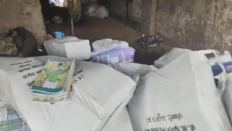 चाकुलिया में बच्चों की किताबें कबाड़ में बेचने का मामला, FIR दर्ज, नाइट गार्ड गिरफ्तार…