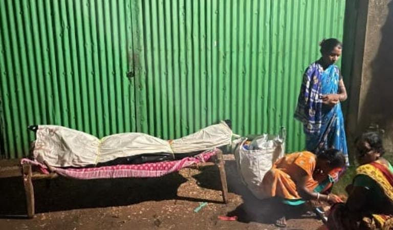 Jamshedpur: फैक्ट्री में झुलसे गार्ड की इलाज के दौरान मौत, शव रखकर ग्रामीणों का हंगामा…