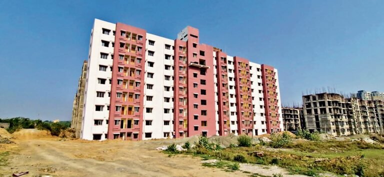 Jamshedpur : छह साल बाद भी अधूरी है बिरसानगर की पीएम आवास योजना, घर के इंतजार में जरूरतमंद…