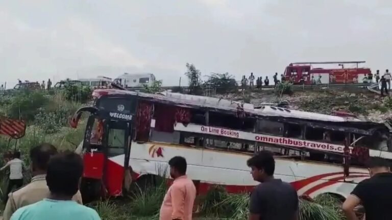 बिहार से दिल्ली जा रही डबल डेकर बस एक्सप्रेसवे से गिरी, दो यात्रियों की मौत, 50 से ज्यादा घायल…