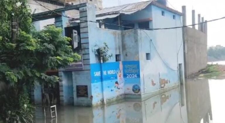 मानगो में सार्वजनिक शौचालय बना सिरदर्द, गंदगी और बदबू से परेशान है लोग…