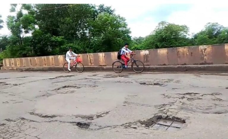 टाटा–कांड्रा–सरायकेला मार्ग पर टोल की वसूली तो हो रही, लेकिन सड़क गड्ढों में तब्दील, लोग परेशान…