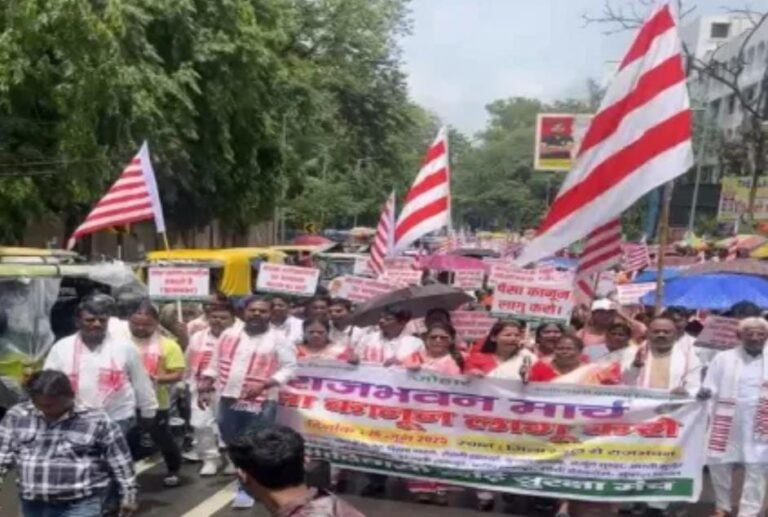 झारखंड में तेज बारिश के बीच हजारों आदिवासियों का राजभवन मार्च, पेसा कानून को लागू करने की उठी मांग…