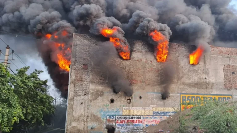 दिल्ली के बवाना इलाके की फैक्ट्री में लगी भीषण आग, 22 दमकल गाड़ियां मौके पर, इलाके में अफरातफरी…