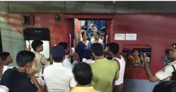 दुरंतो एक्सप्रेस में आधी रात चोरों का आतंक!! मोबाइल और कीमती सामान लूटकर फरार, यात्रियों में दहशत…