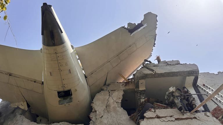 एयर इंडिया हादसे के बाद पार्टी मनाना पड़ा महंगा, वायरल वीडियो के बाद 4 अफसरों की नौकरी गई…