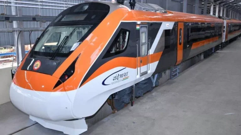 अचानक 20 मिनट तक रुकी रही वंदे भारत एक्सप्रेस, गड्ढे में फंसा ट्रैक्टर…