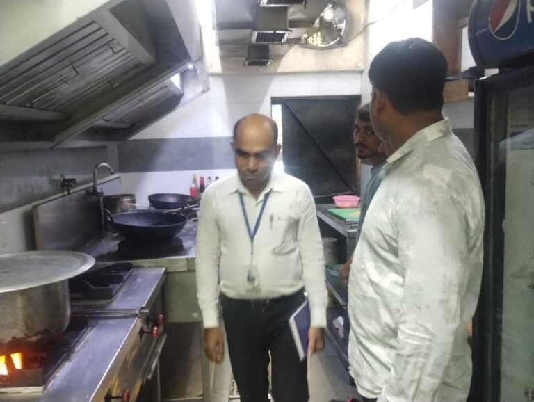 जमशेदपुर में रेस्टोरेंट और दुकानों से खाद्य सामग्री के नमूने लिए गए, भेजे जाएंगे जांच के लिए रांची…