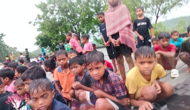 पोटका में भारी बारिश का कहर: गुड़रा नदी में फंसे 162 छात्र-छात्राएं, छत पर काटी पांच घंटे की रात, ग्रामीणों और प्रशासन ने चलाया रेस्क्यू ऑपरेशन…