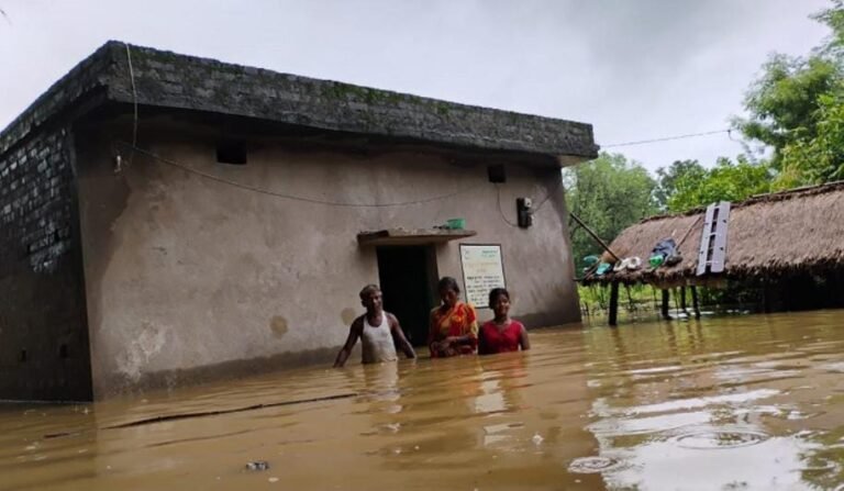 चाकुलिया में बारिश का कहर : कालियाम पंचायत के गांवों में घुसा पानी, पुल-पुलिया डूबे, संपर्क व्यवस्था ठप…