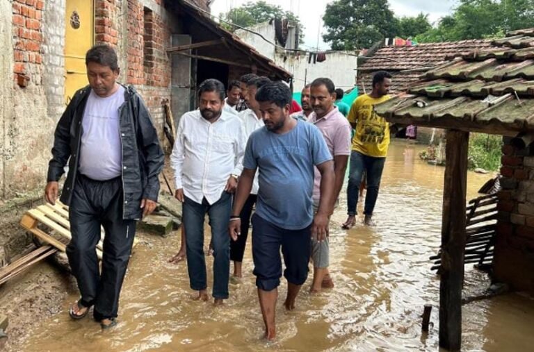चाकुलिया में बारिश से बाढ़ जैसे हालात, श्यामसुंदरपुर पंचायत के गांवों में घुसा पानी, विधायक ने किया दौरा और राहत कार्य का निर्देश…
