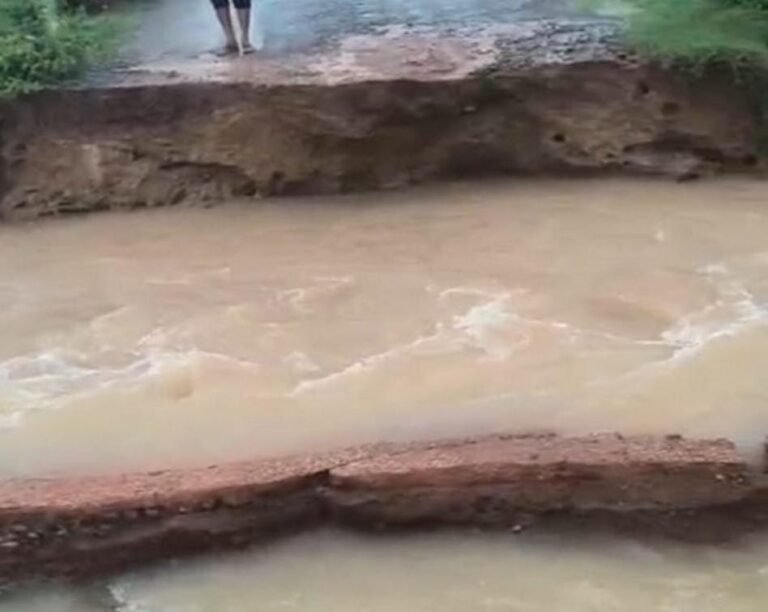 जमशेदपुर ग्रामीण क्षेत्र! भारी बारिश में चाकुलिया की पुलिया बही, पेपर मिल जाने वाला रास्ता बंद…