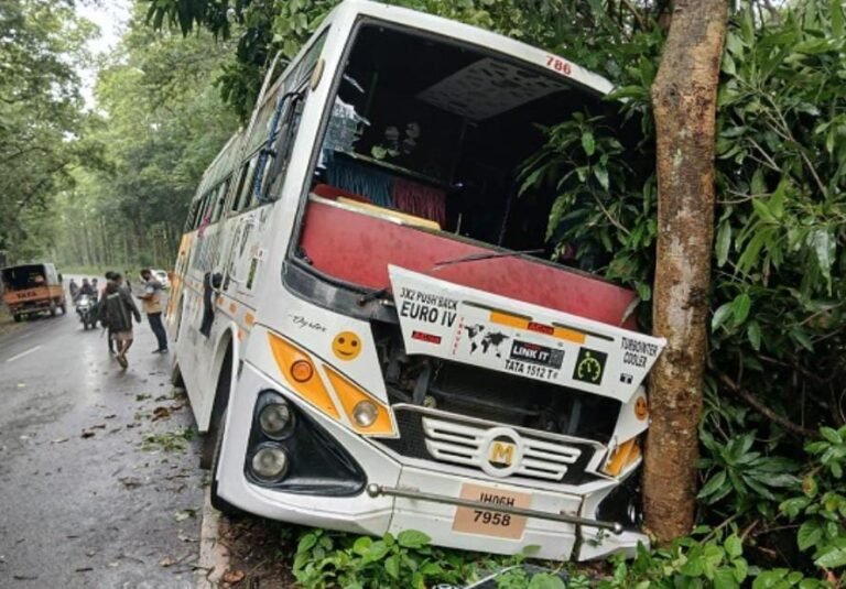टेबो घाटी में अनियंत्रित होकर पेड़ से टकराई बस, यात्रियों में मची अफरा-तफरी…