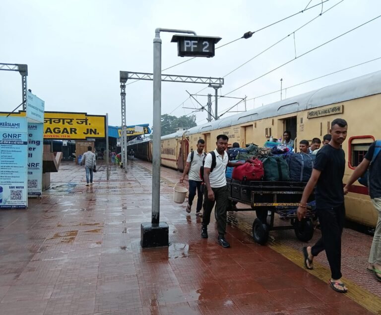 भारी बारिश ने बिगाड़ा ट्रेनों का टाइमटेबल, टाटानगर स्टेशन पर घंटों इंतजार करते रहे यात्री, लोग है परेशान…