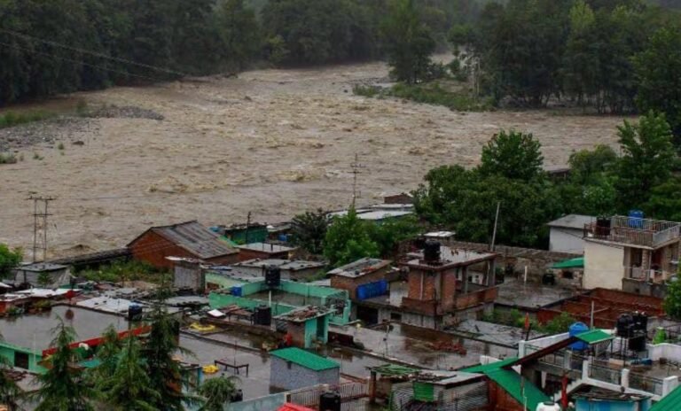 बारिश का एक नज़ारा ऐसा भी! हिमाचल की बारिश ने छीन ली 39 ज़िंदगियां, 129 सड़कें बंद, टनल में फंसीं गाड़ियां, स्कूलों पर लगे ताले…