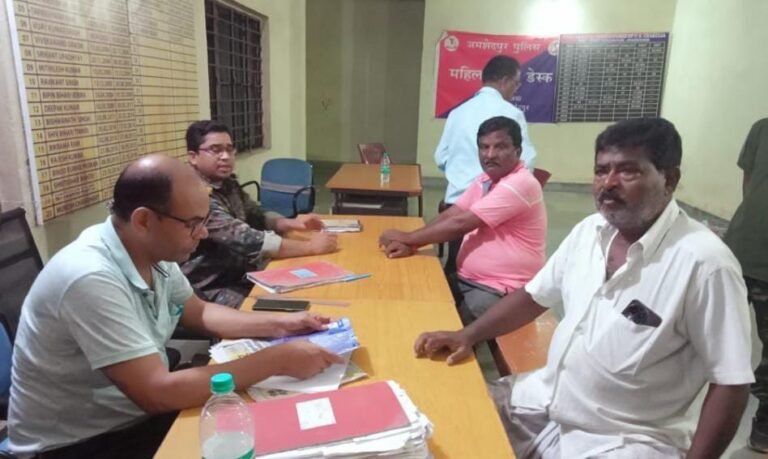 जमशेदपुर ग्रामीण क्षेत्र! चाकुलिया में ज्वेलरी दुकानदार से पिस्टल की नोक पर डेढ़ करोड़ की बड़ी लूट, लुटेरे फरार…