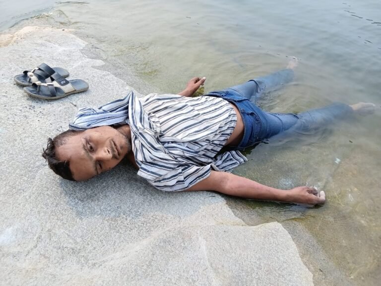 नदी तट पर मिला युवक का शव, परिजनों ने जताई हत्या की आशंका