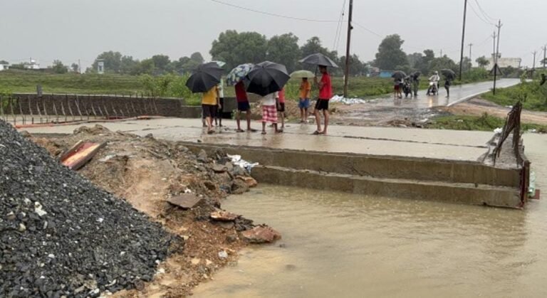 गोबरीनाला पर अधूरी पुलिया बनी ग्रामीणों की मुसीबत, बारिश से तीन प्रखंडों का संपर्क टूटा…