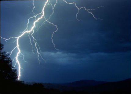 बारिश और ठनका से घाटशिला में 30 से अधिक जगहों पर बिजली पोल और तार टूटे, कई इलाकों में ब्लैक आउट…