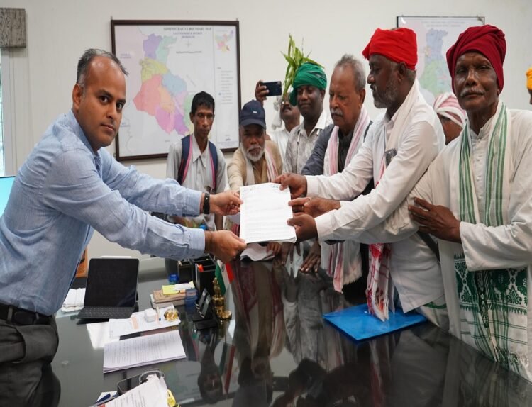 जनता दरबार में डीसी कर्ण सत्यार्थी ने सुनी लोगों की समस्याएं, दिए समाधान के निर्देश…