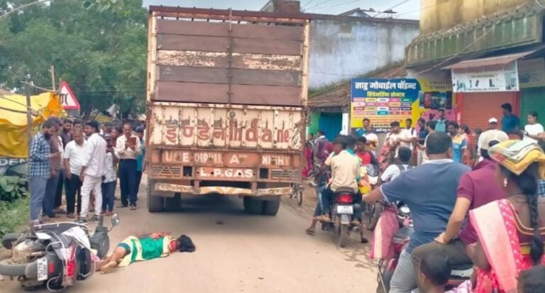 सोनुआ में स्कूटी सवार महिला को ट्रक ने कुचला, मौके पर हुई मौत…