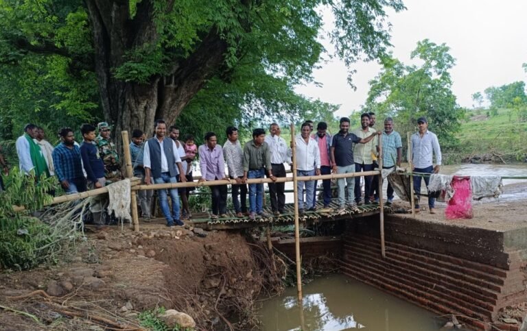 Jamshedpur: बाढ़ प्रभावित गांवों का बाइक से दौरा कर रहे है विधायक संजीव सरदार, पीड़ितों को दी राहत सामग्री…