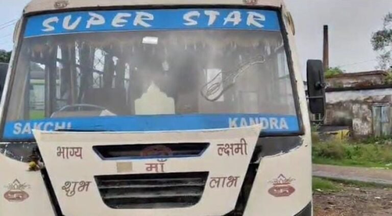 SARAIKELA: कांड्रा फुटबॉल मैदान में खड़ी बस से बैटरी चोरी, पुलिस कार्रवाई पर उठे सवाल…