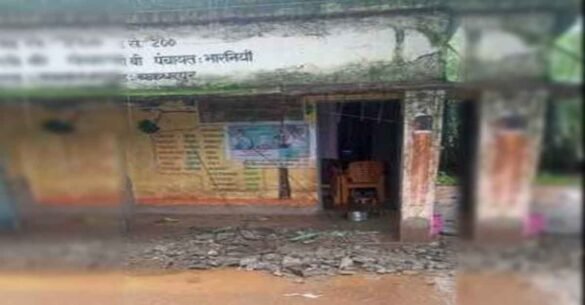 चाईबासा में आंगनबाड़ी केंद्र का छज्जा गिरा, दांव पर थी 29 मासूमों की जिंदगी…