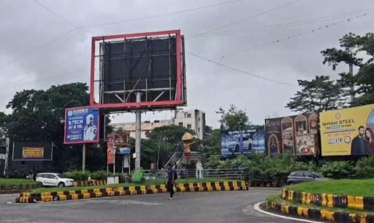 जमशेदपुर में अवैध होर्डिंग पर नगर निगम का बड़ा एक्शन, 50 से अधिक हटाए गए…