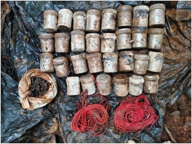 झारखंड में बड़ी नक्सली साजिश फेल, सुरक्षाबलों ने किया बड़ा खुलासा, 2-2 किलो के 30 IED बरामद…